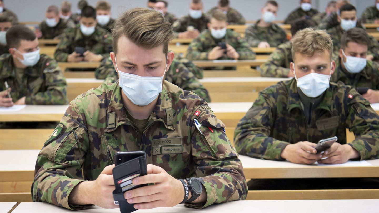 Soldados del ejército suizo prueban la aplicación desarrollada por el Gobierno para el rastreo de contactos. (Reuters)
