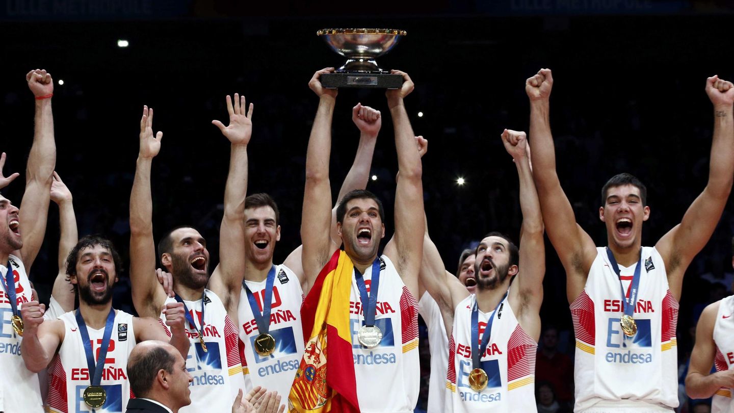 Felipe Reyes levanta el trofeo del Eurobasket de 2015. (Reuters)