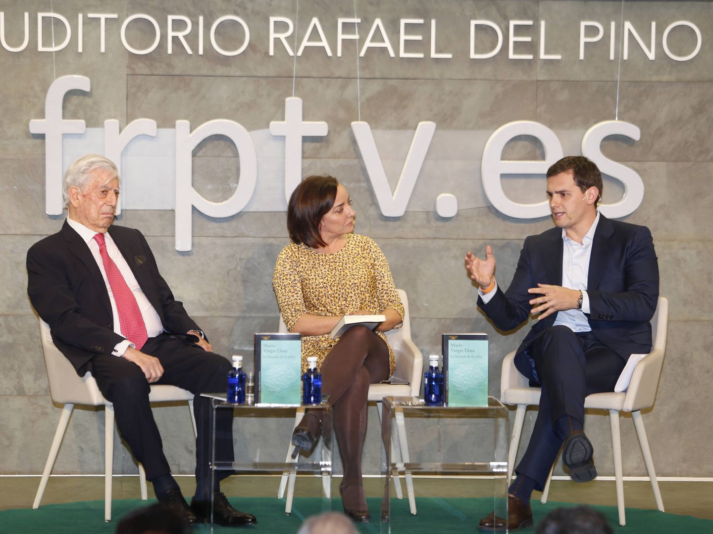 Mario Vargas Llosa, Pepa Bueno y Albert Rivera durante la presentación. (Gtres)
