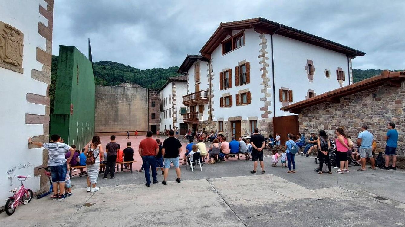 Foto: Los vecinos de Narbarte (Navarra) se congregan en el frontón del pueblo. (Cedida)