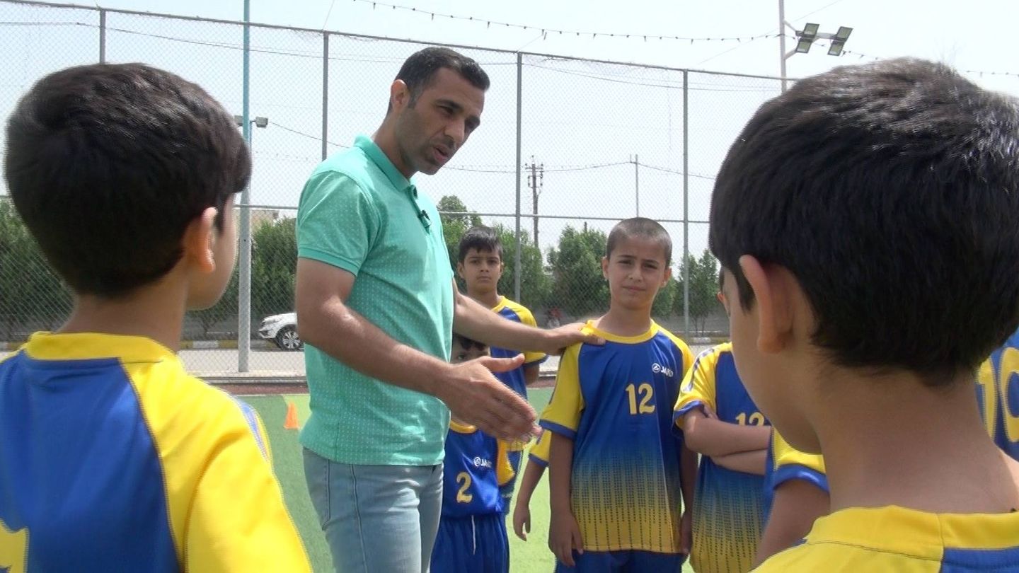 Hassan Turki da indicaciones a los jóvenes futbolistas