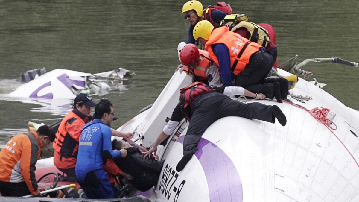 El milagroso rescate de un bebé entre los escombros del avión estrellado en Taiwán