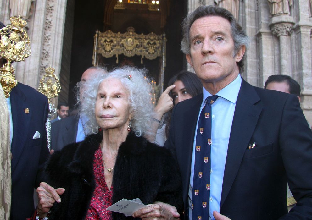Foto: La duquesa de Alba y Alfonso Díez visitando la Virgen de los Gitanos en octubre de 2013 (Gtres)