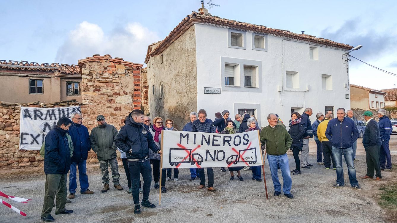 Instante de la manifestación contra la minera frente a la entrada del pueblo. 