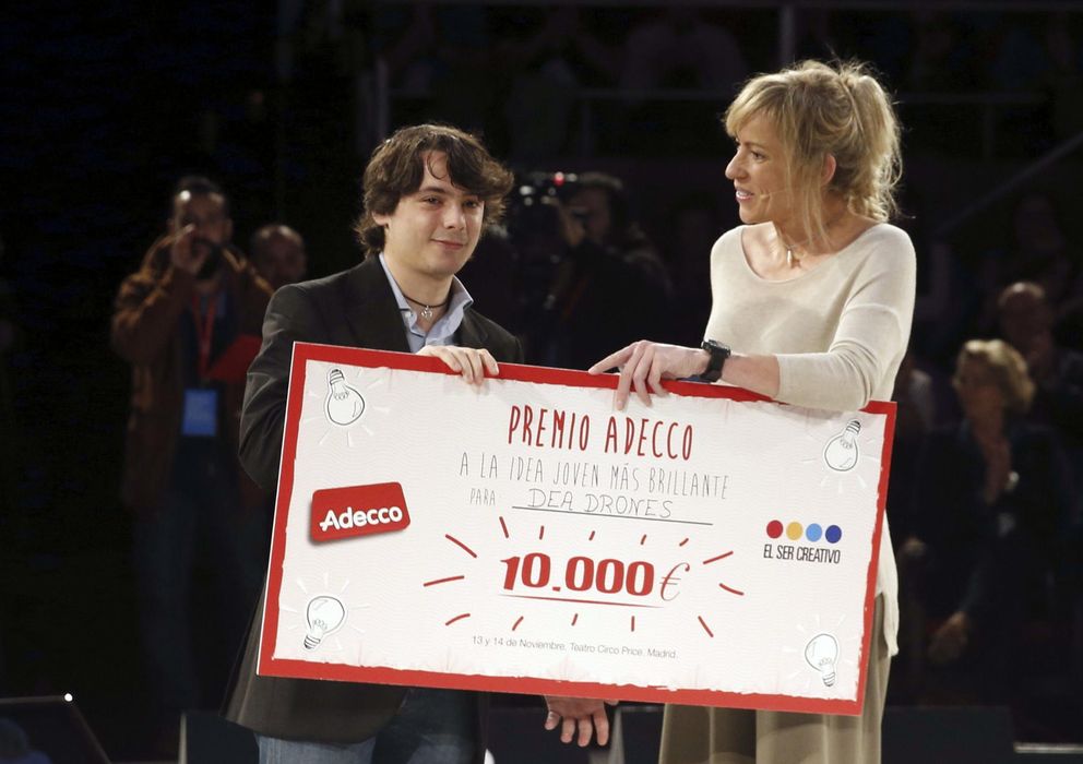 Foto: El joven Alfonso Zamarro recibe de manos de Margarita Álvarez el premio Adecco a 'la idea joven más brillante'. (EFE)