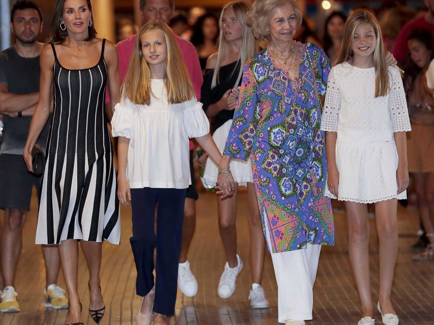 La reina Letizia junto a sus hijas y la reina Sofía a la salida del Auditorio de Palma de Mallorca tras presenciar 'El lago de los cisnes en 2019. (EFE)