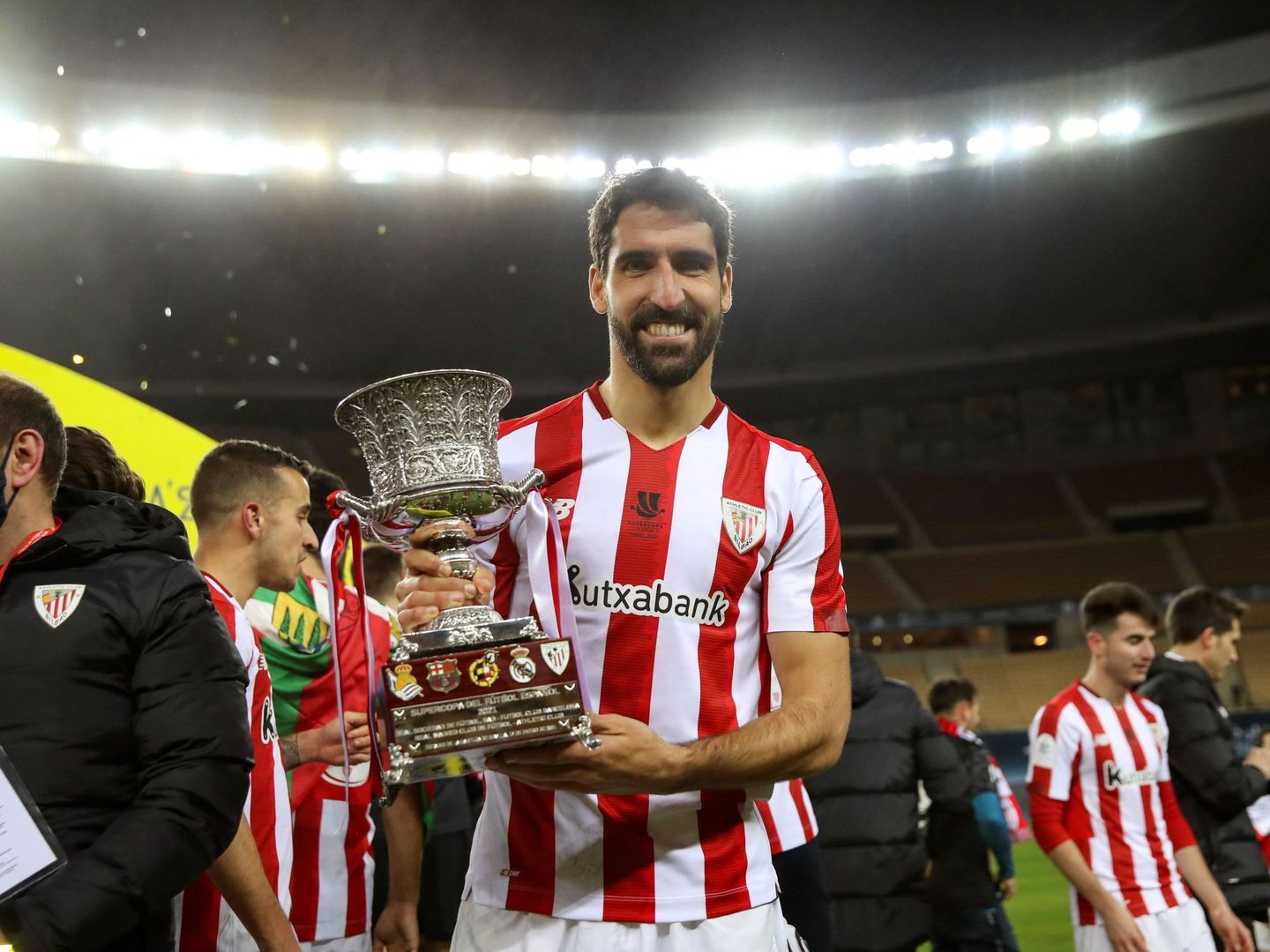 Raúl García con el trofeo de la Supercopa de España. (Efe)