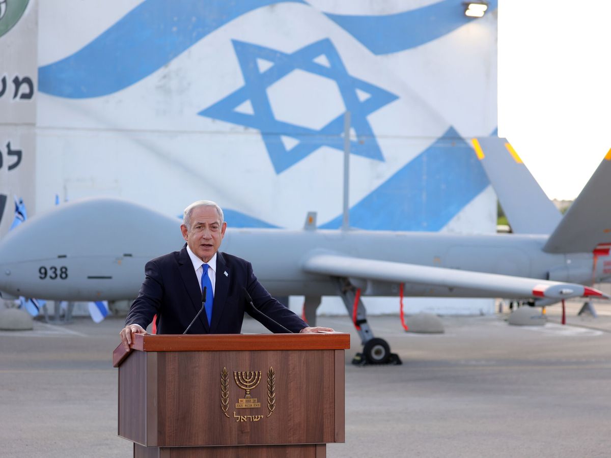 Foto: Netanyahu, frente a un Elibt Hermes 900. (EFE/Abir Sultan)