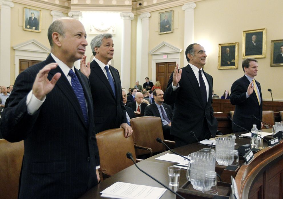 Foto: Lloyd Blankfein, de Goldman Sachs, Jamie Dimon, de JP Morgan, y John Mack, de Morgan Stanley, testifican ante la comisión sobre la crisis financiera. (Reuters)
