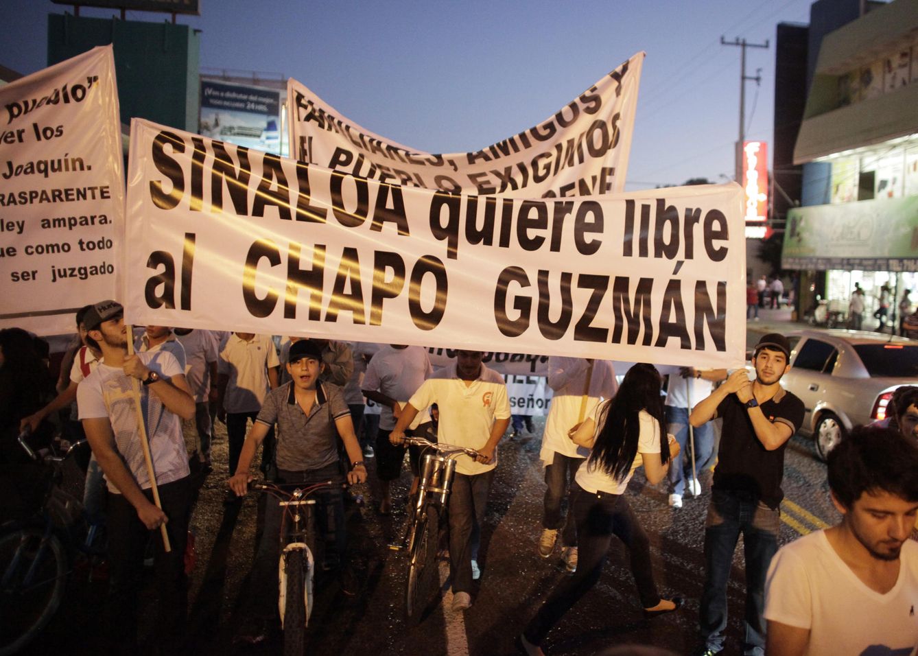 Protesta a favor de la liberación del Chapo Guzmán durante una marcha en Culiacán (Reuters).