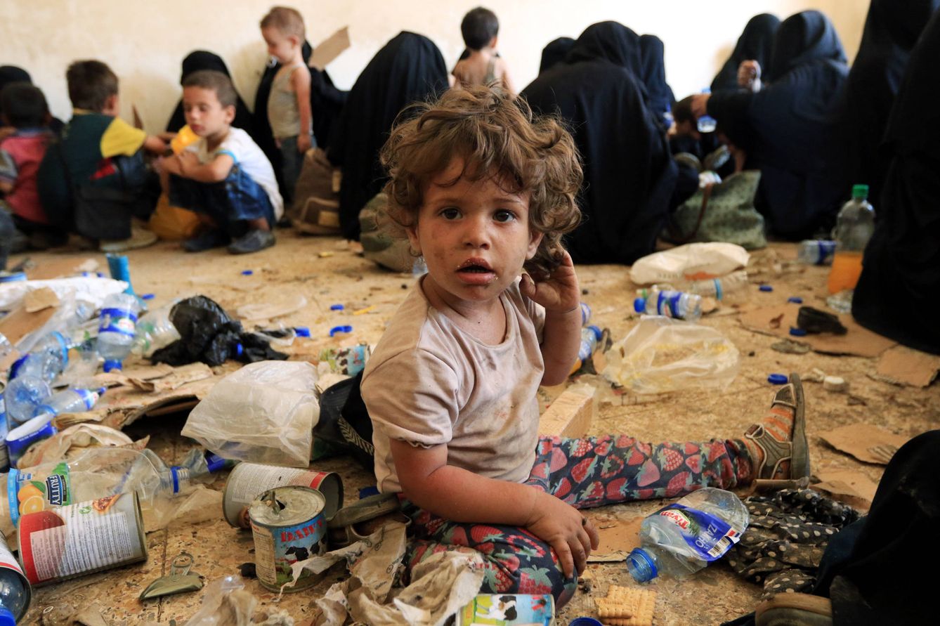 Niños de familias de militantes de Daesh que se rindieron a los pershmega en Al Ayadiya, en Irak. (Reuters)
