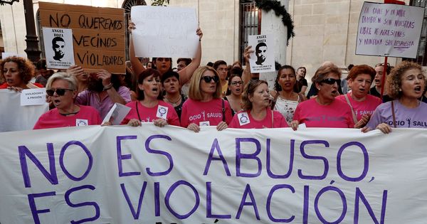 Foto: Manifestación en Sevilla contra la sentencia de La Manada. (EFE)