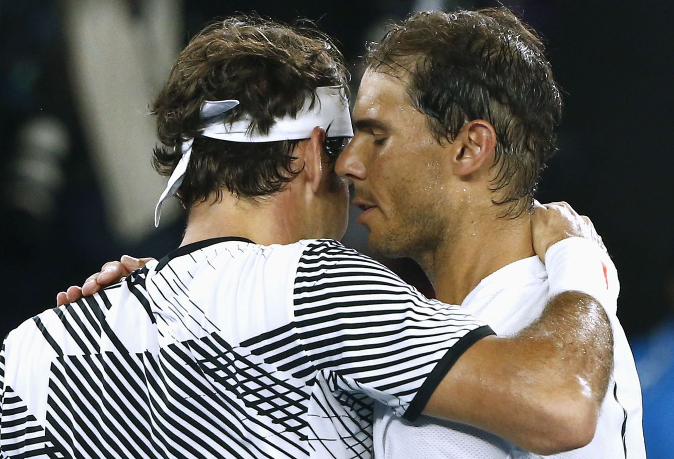Rafa Nadal y Roger Federer se abrazan tras la final del Abierto de Australia. (REUTERS)