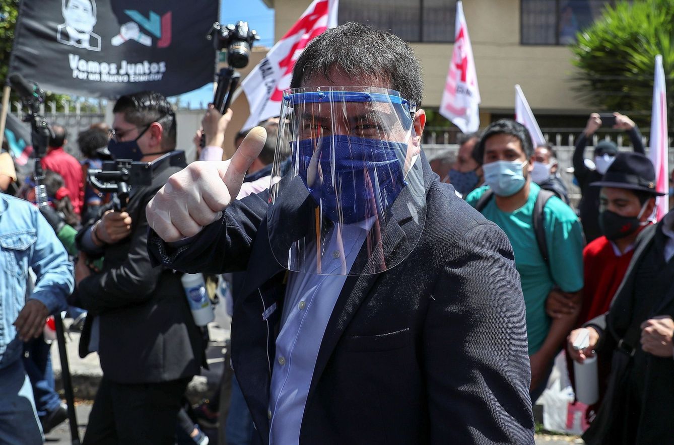 El candidato del Centro Democrático (CD), Andrés Arauz (c), mientras participa en una actividad política en Quito. (EFE)