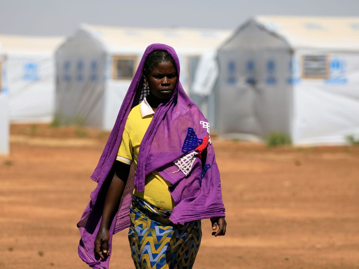 Foto: Una mujer embarazada que huyó de los ataques de un grupo armado camina por un campamento de desplazados en Dori, Burkina Faso. (Reuters) 