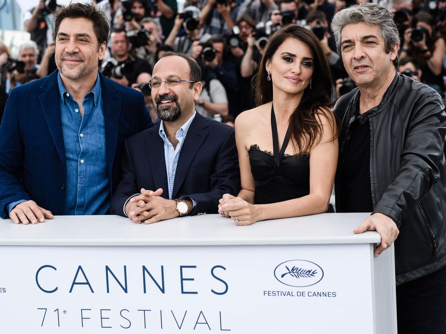 El equipo de 'Todos lo saben' en Cannes. (Efe)