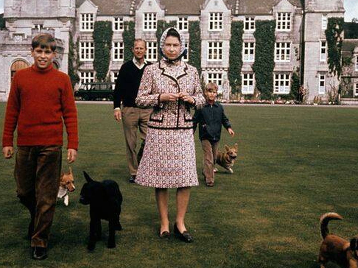  La reina, con su marido y sus hijos pequeños en Balmoral. (Cordon Press)