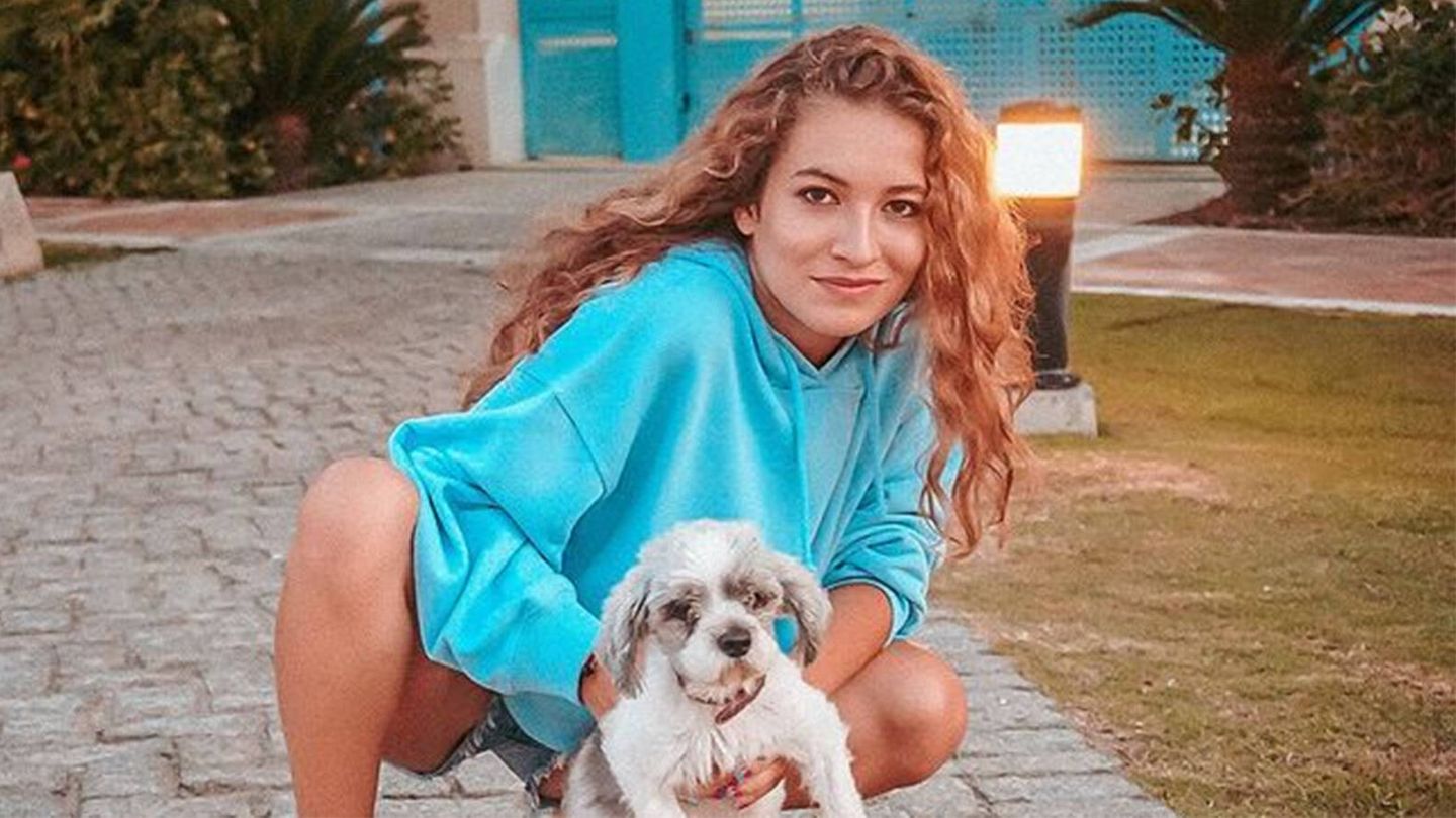 Carlota posa en sus redes sociales con su perrita Gilda. (Instagram @carlotabmendo)