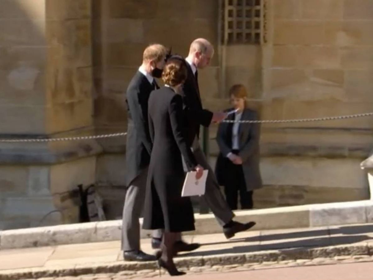 Foto: El príncipe Harry, caminando junto a su hermano y su cuñada. (Youtube Casa Real)