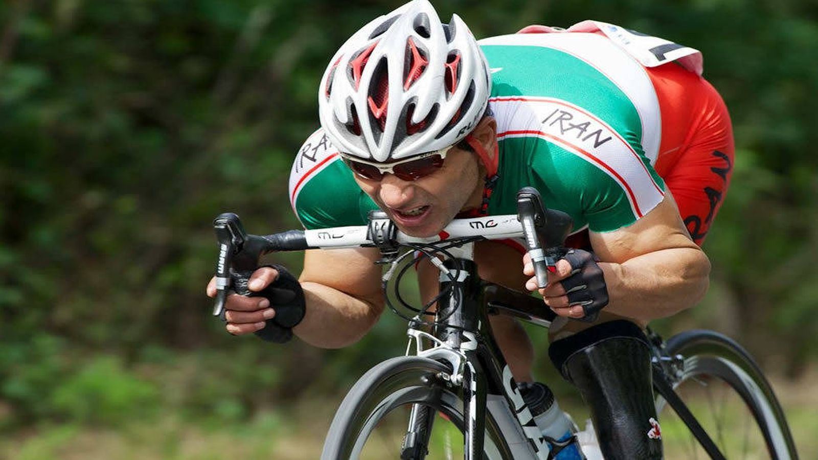 Foto: Bahman haciendo lo que más le gustaba: montar en bicicleta