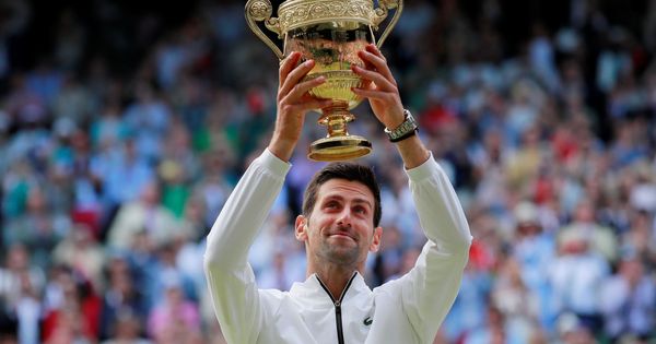 Foto: Novak Djokovic levanta el trofeo de campeón de Wimbledon. (Reuters)