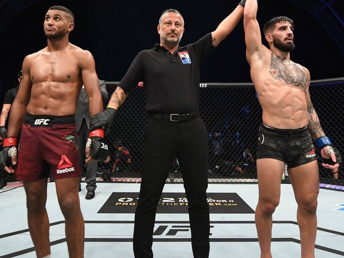 Foto: Ilia Topuria es declarado ganador del combate. (UFC Instagram)