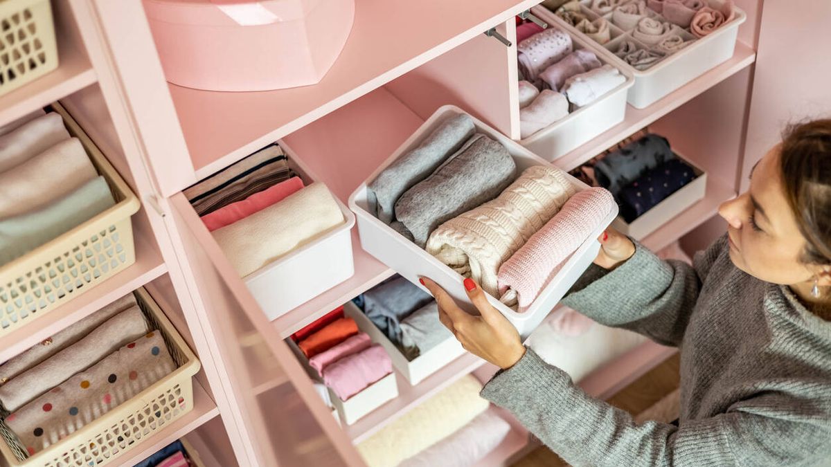 Cómo eliminar de una vez por todas el olor de humedad en tu armario: el sencillo truco para que huela a limpio