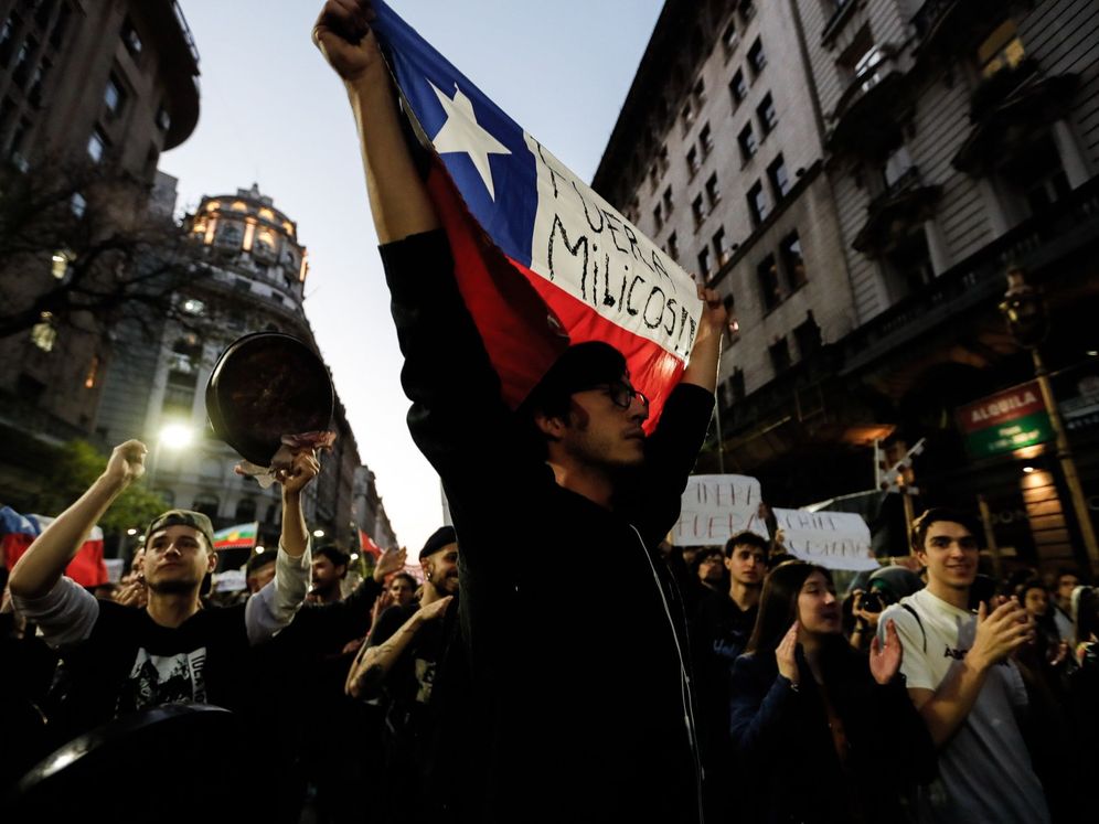 Foto: Decenas de personas protestan por la situación de Chile. (EFE)