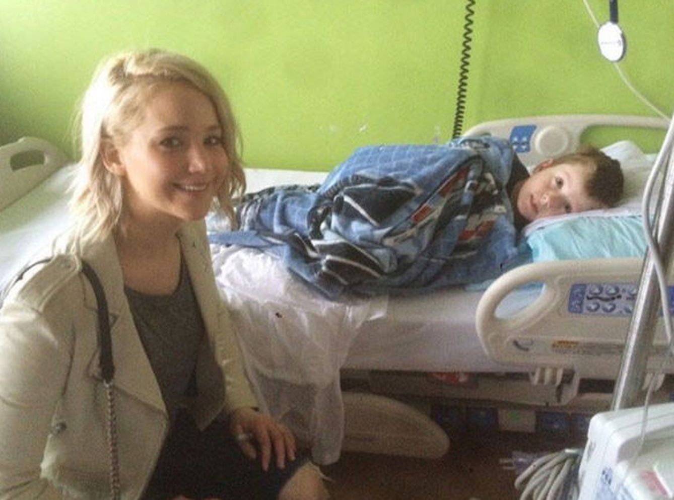 Jennifer Lawrence con uno de los pacientes del hospital (Twitter)