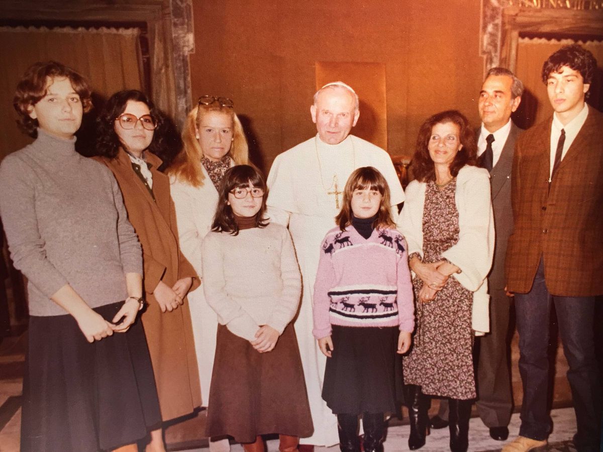 Foto: El papa Wojtyla, justo a los miembros de la familia Orlandi. (Netflix)