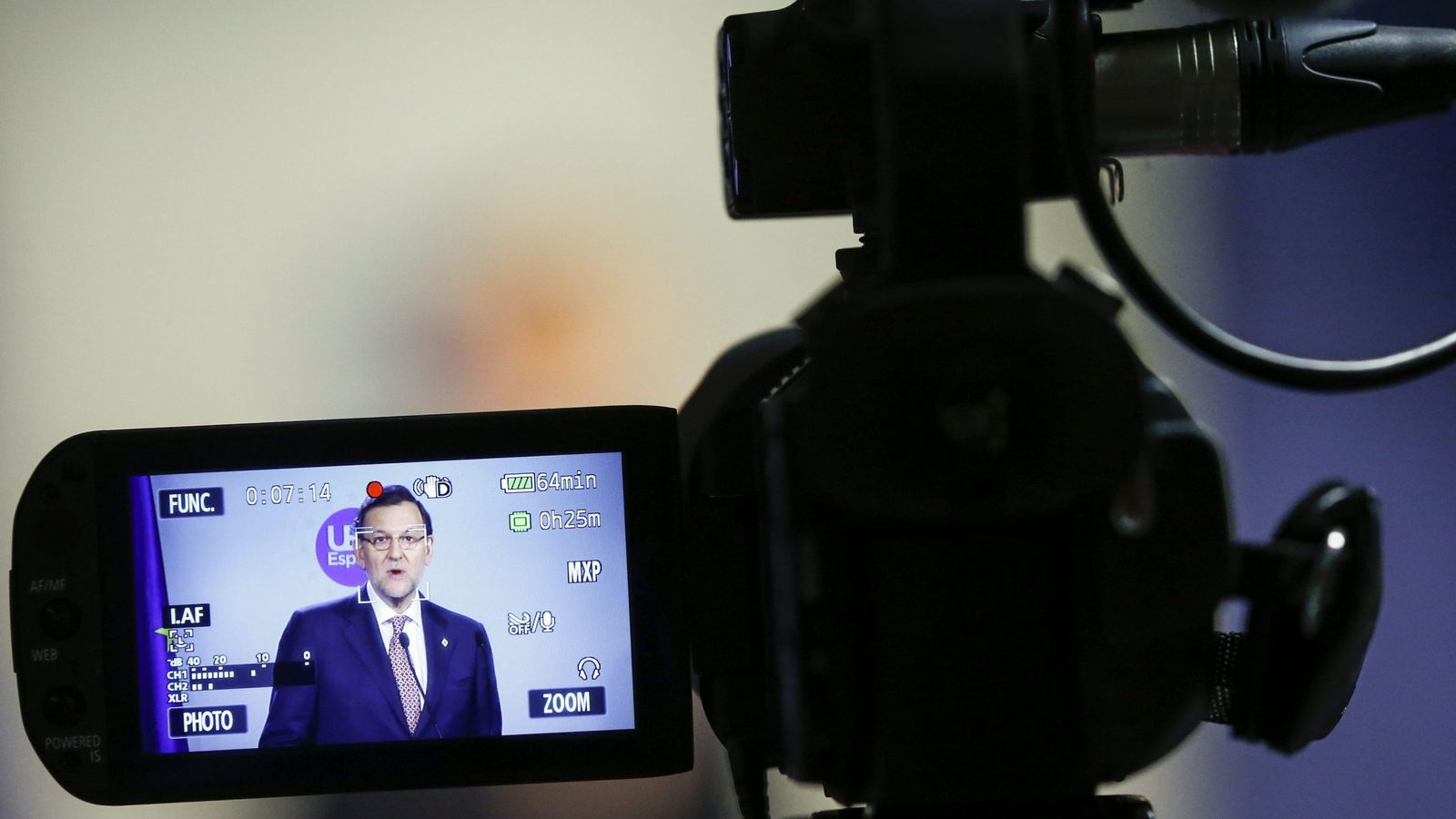 Foto: El monitor de una cámara muestra al presidente del Gobierno español, Mariano Rajoy. (EFE)