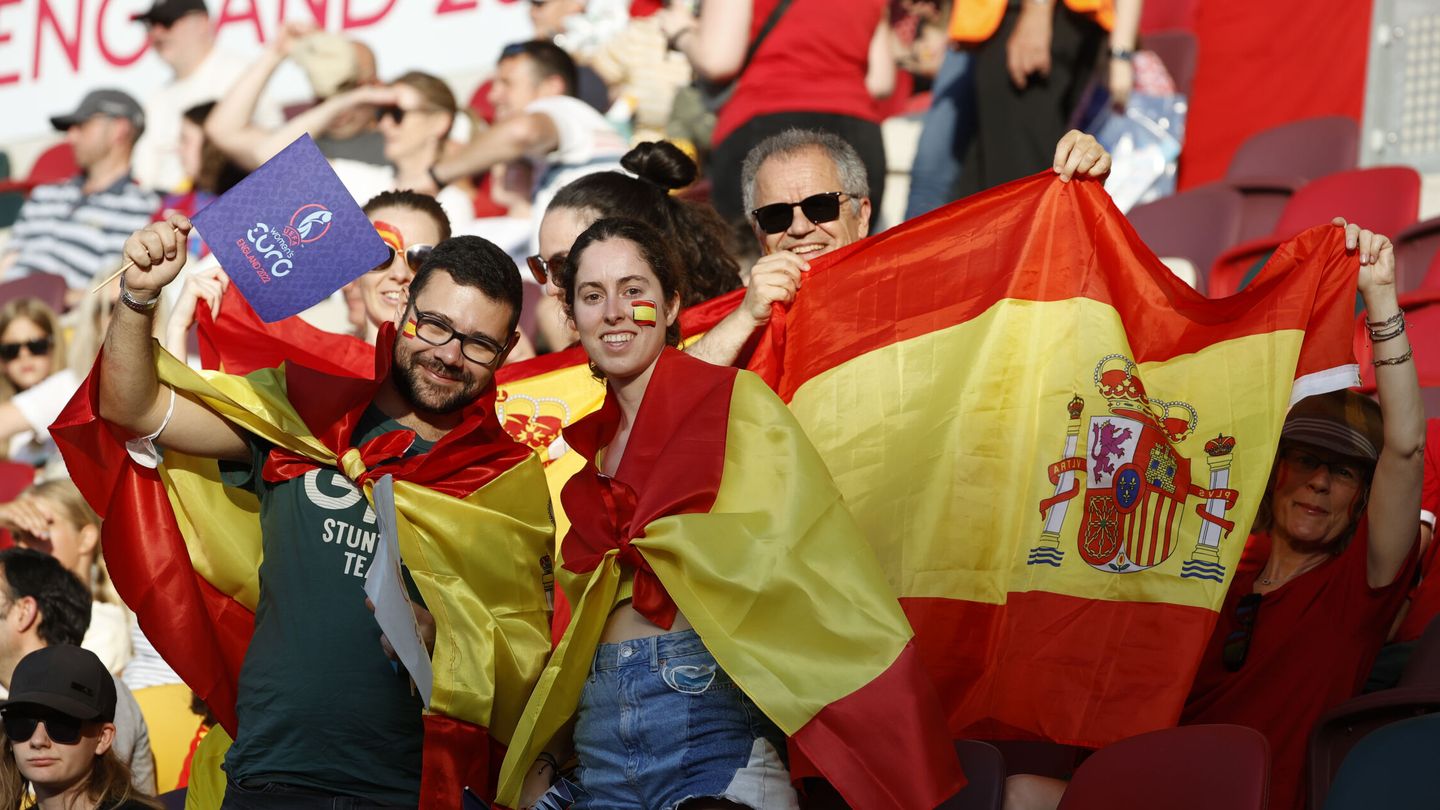 La afición española, en las gradas del estadio. (EFE/Phil Powell)