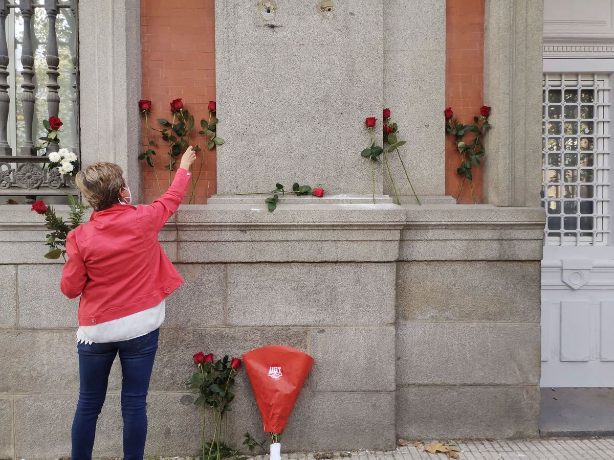 Foto: La placa de Largo Caballero en Madrid una vez retirada. (EFE/María José Cardenete)