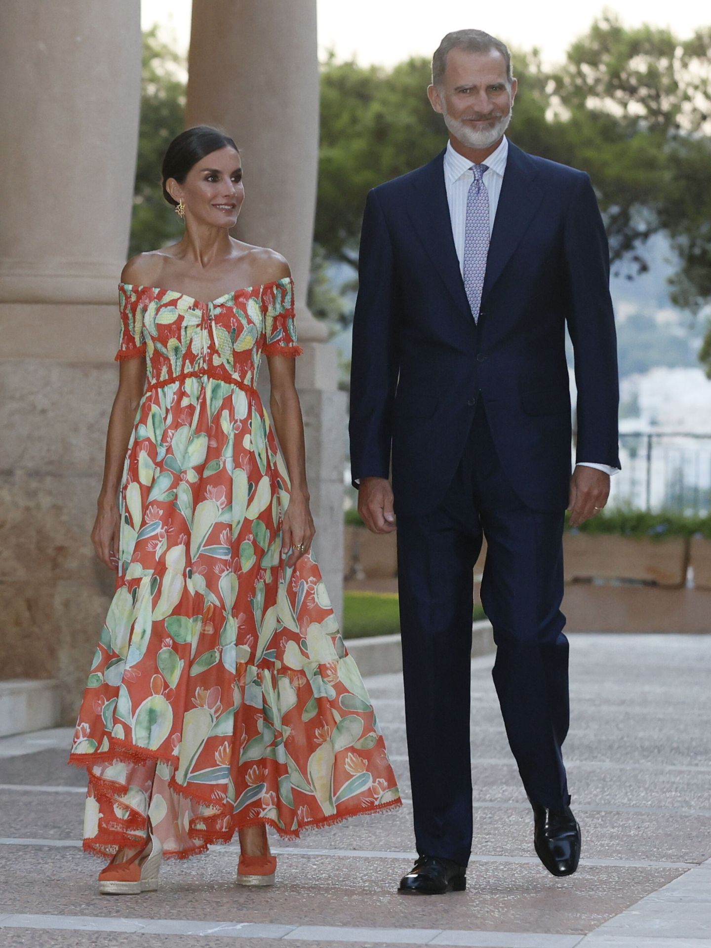 Los reyes Felipe VI y Letizia, en los jardines del palacio de Marivent en Palma de Mallorca. (EFE/Ballesteros) 