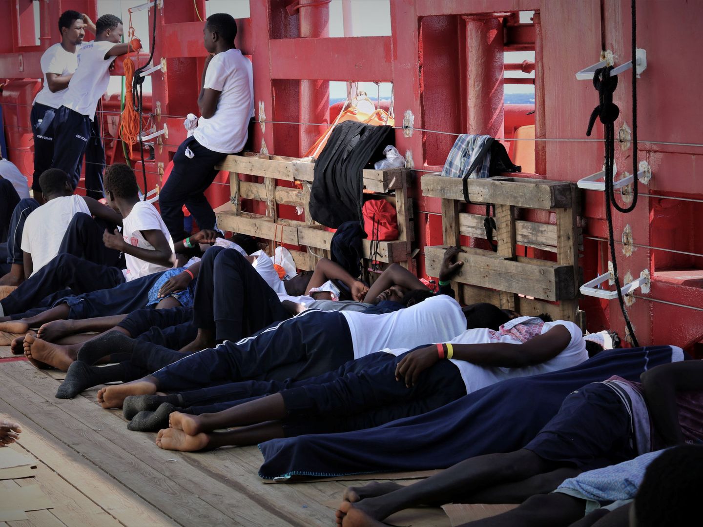 Migrantes rescatados por el Ocean Viking. (Reuters)