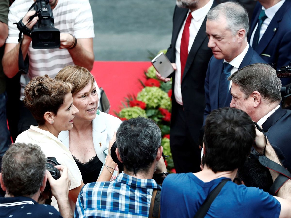 Foto: Chivite y Urkullu, en la toma de posesión de la presidenta de Navarra, junto a Uxue Barkos. (EFE)