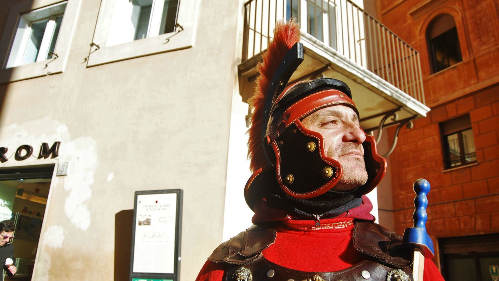 Foto: Massimo, de 43 años, se gana la vida disfrazándose de centurión junto a la Piazza Navona. (Foto: Manuel Tori)