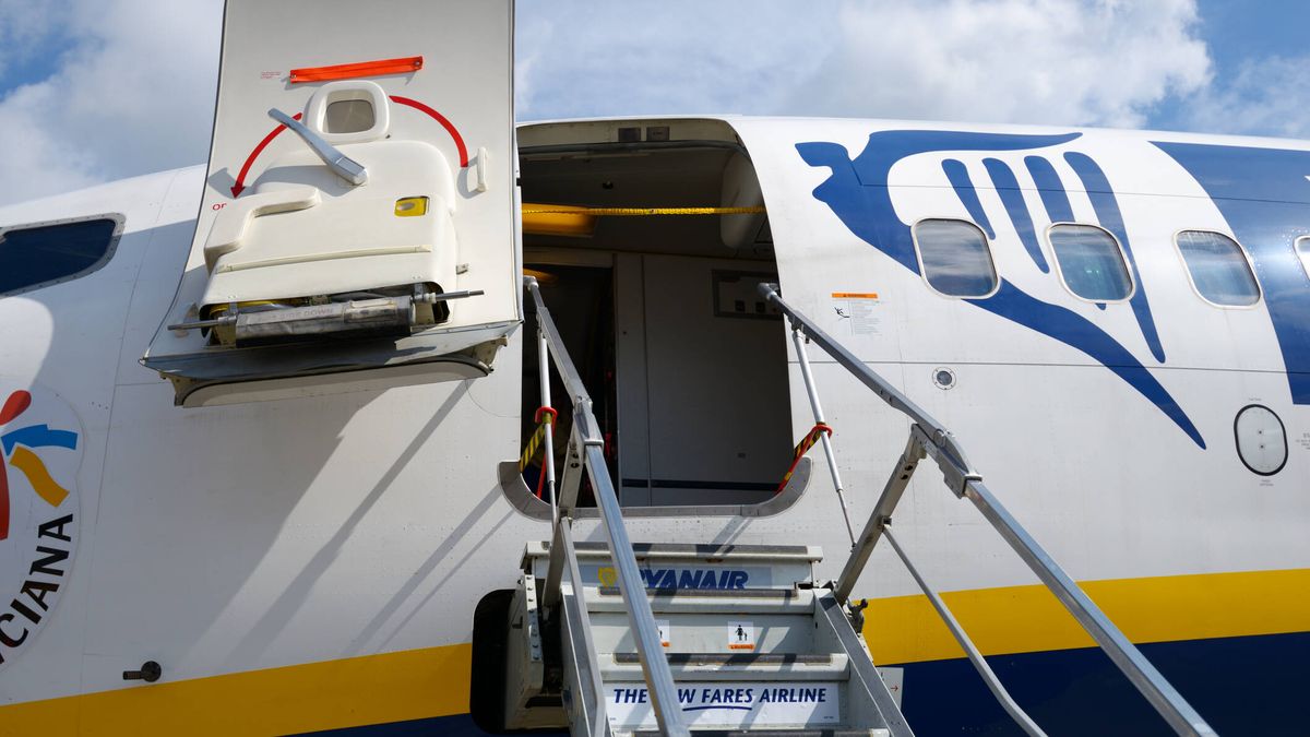 Condenan a Ryanair a pagar 31.000 euros a una pasajera accidentada al bajar de un avión
