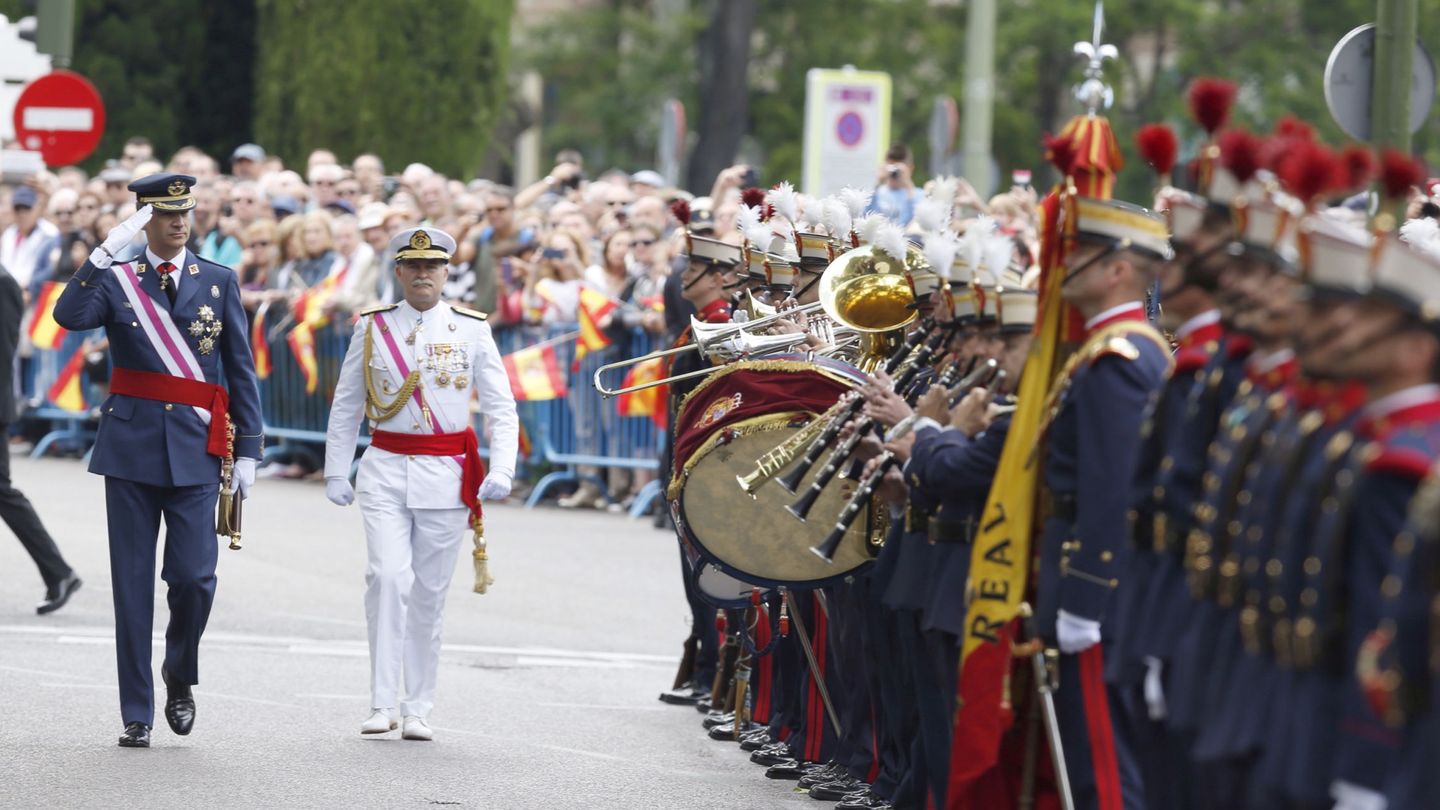 Felipe VI pasa revista durante el acto central del Día de las Fuerzas Armadas en 2017. (EFE)