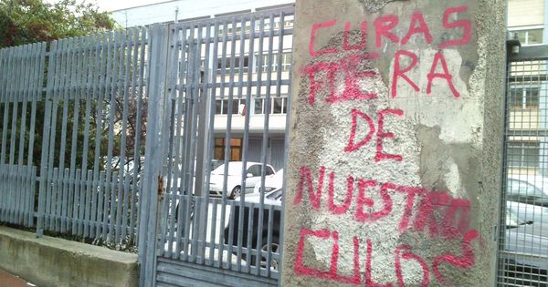 Foto: Pintada a las puertas del colegio Valdeluz tras el escándalo de los abusos sexuales a menores (Efe)