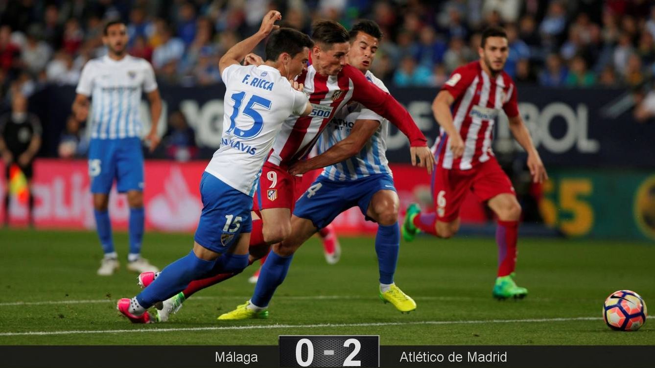 Foto: Torres se escabulle de dos centrales en el primer gol del Atlético. (Reuters)