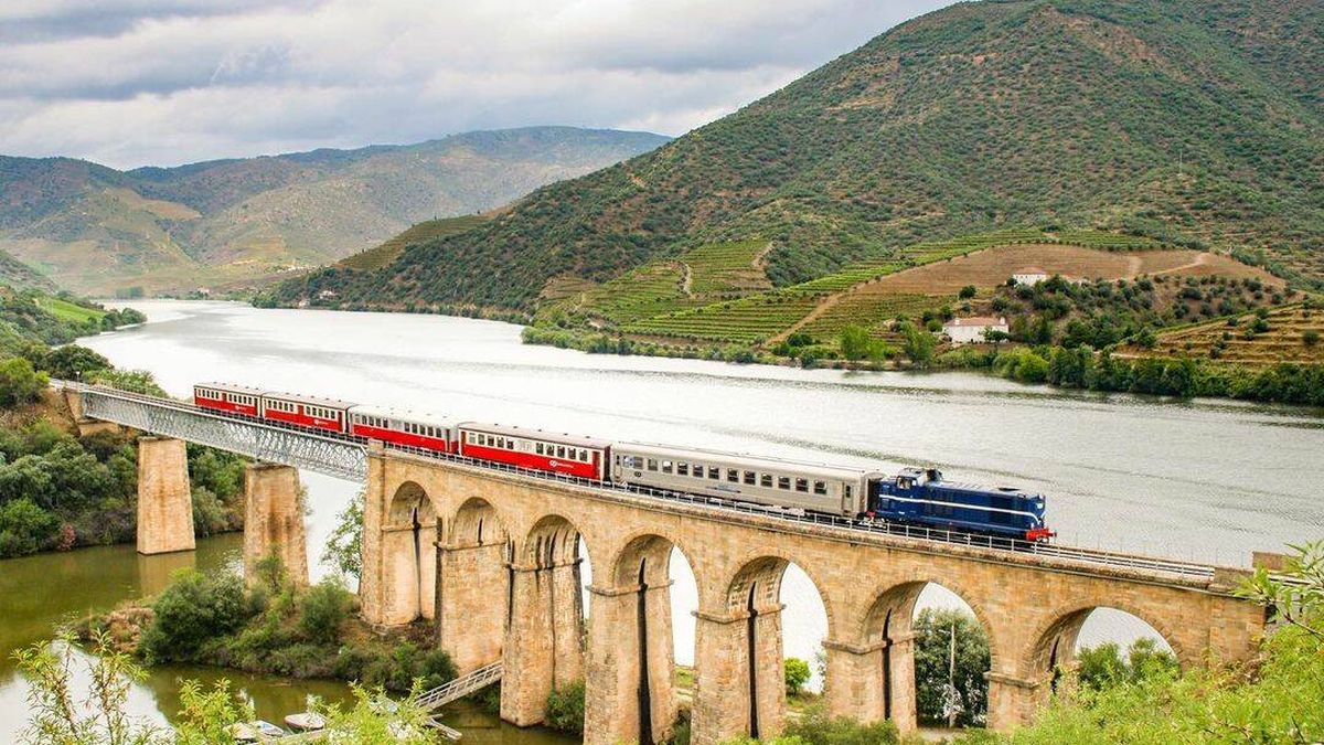 Uno de los viajes más valorados del mundo sale de muy cerca de España: es en tren y cuesta menos de 15 euros
