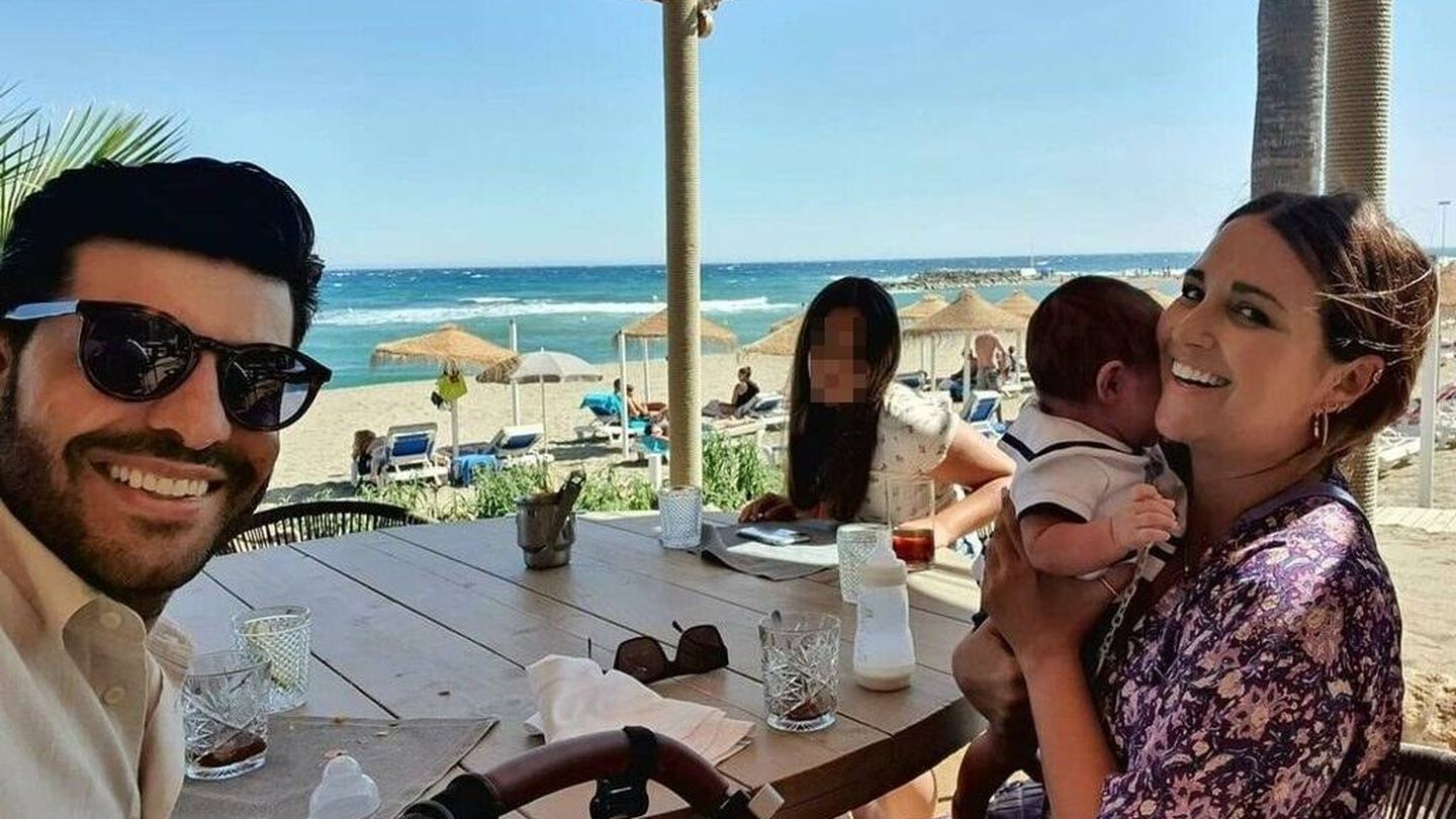 Paula Echevarría, Miguel Torres, Daniela Bustamante y Miki en un restaurante de Marbella. (Instagram, @pau_eche)