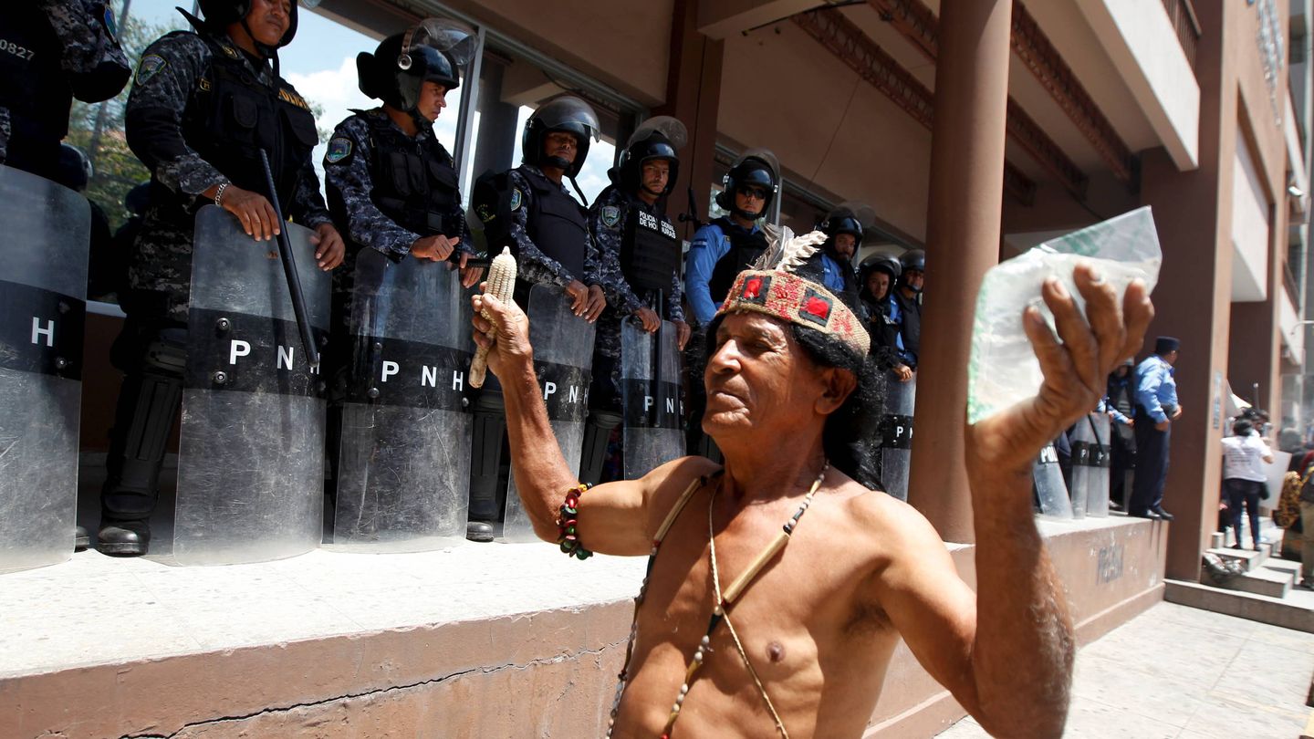 Un hombre indígena protesta frente a agentes policiales en Honduras. (Reuters)