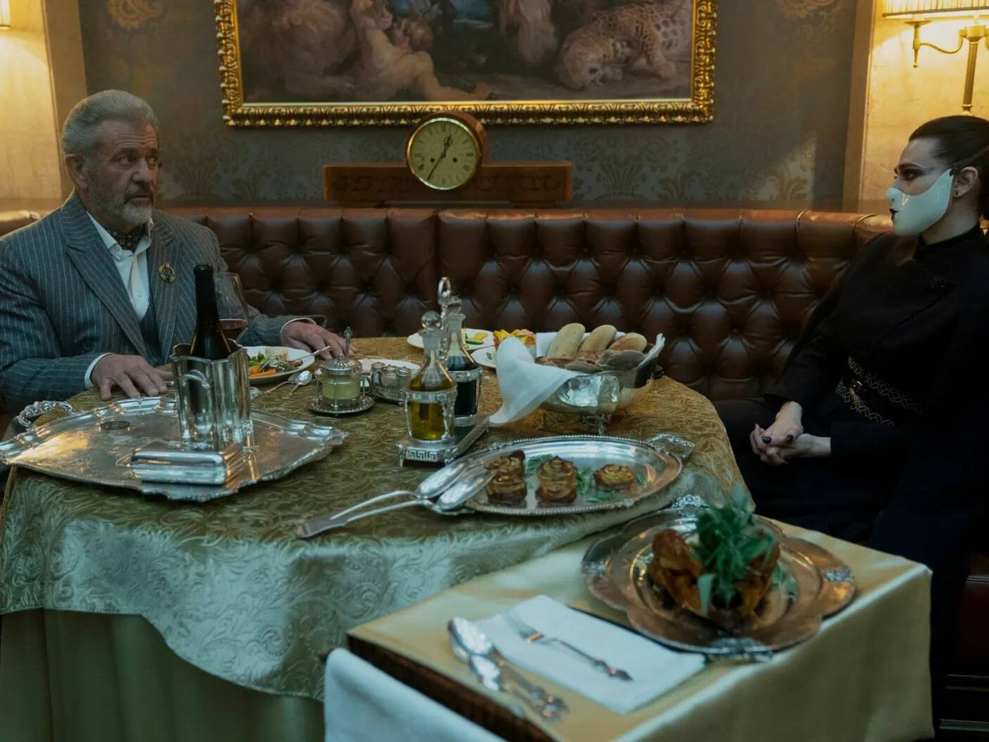 Mel Gibson y Katie McGrath en 'The Continental'. (Prime Video)