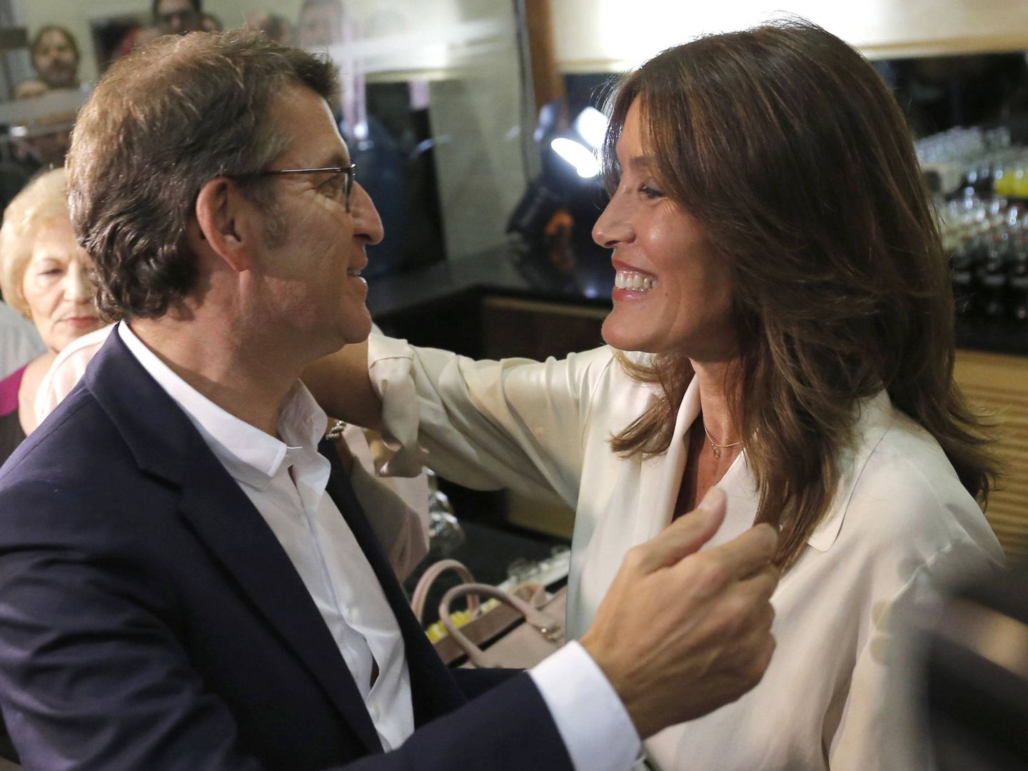 El presidente de la Xunta de Galicia junto a su pareja, Eva Cárdenas. (EFE)