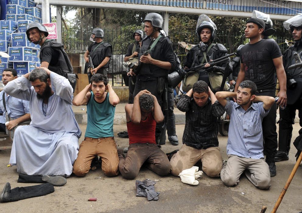 Foto: Manifestantes arrestados durante el asalto a uno de los dos asentamientos de los Hermanos Musulmanes en El Cairo (Efe).