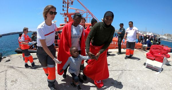 Foto: Un bebé y su madre reciben ayuda de los voluntarios de Cruz Roja, en el puerto de Tarifa (Cádiz). (EFE)