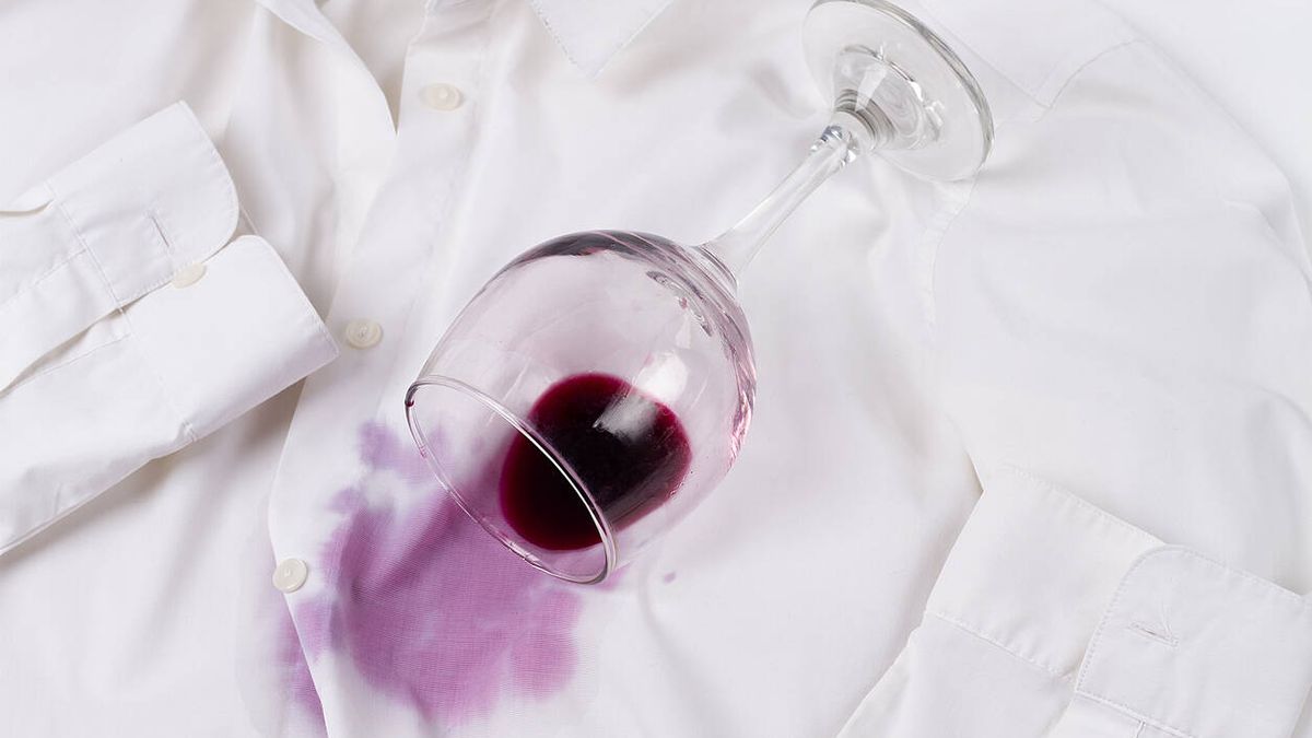 ¿Peleándote con una mancha de vino? Estos son los mejores trucos para que desaparezca