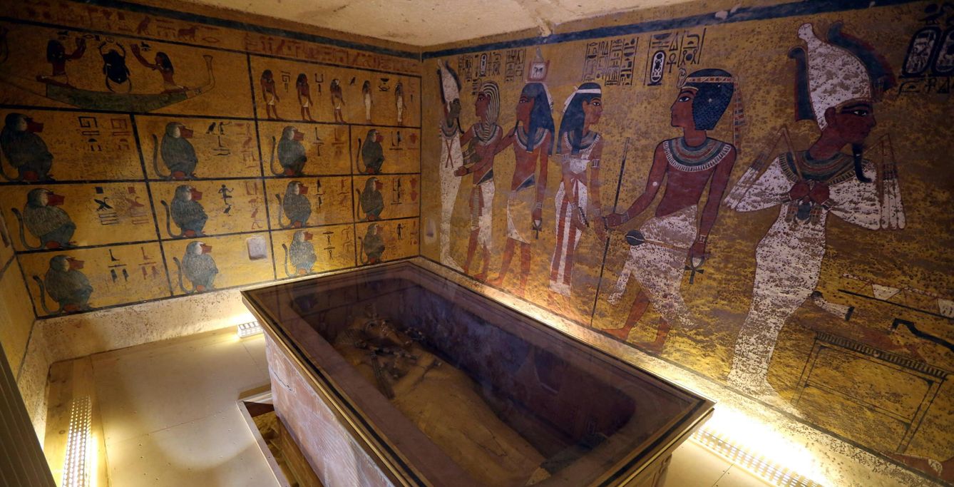 Vista del interior de la cámara funeraria de Tutankamón, en el Valle de los Reyes. (Efe)